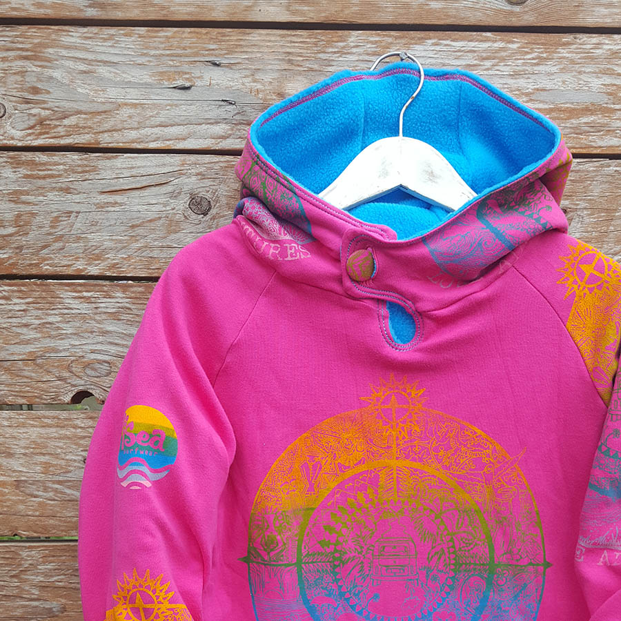 Kid's reversible hoody in turquoise/cerise - Close up Kid's reversible hoody in turquoise/cerise - close up