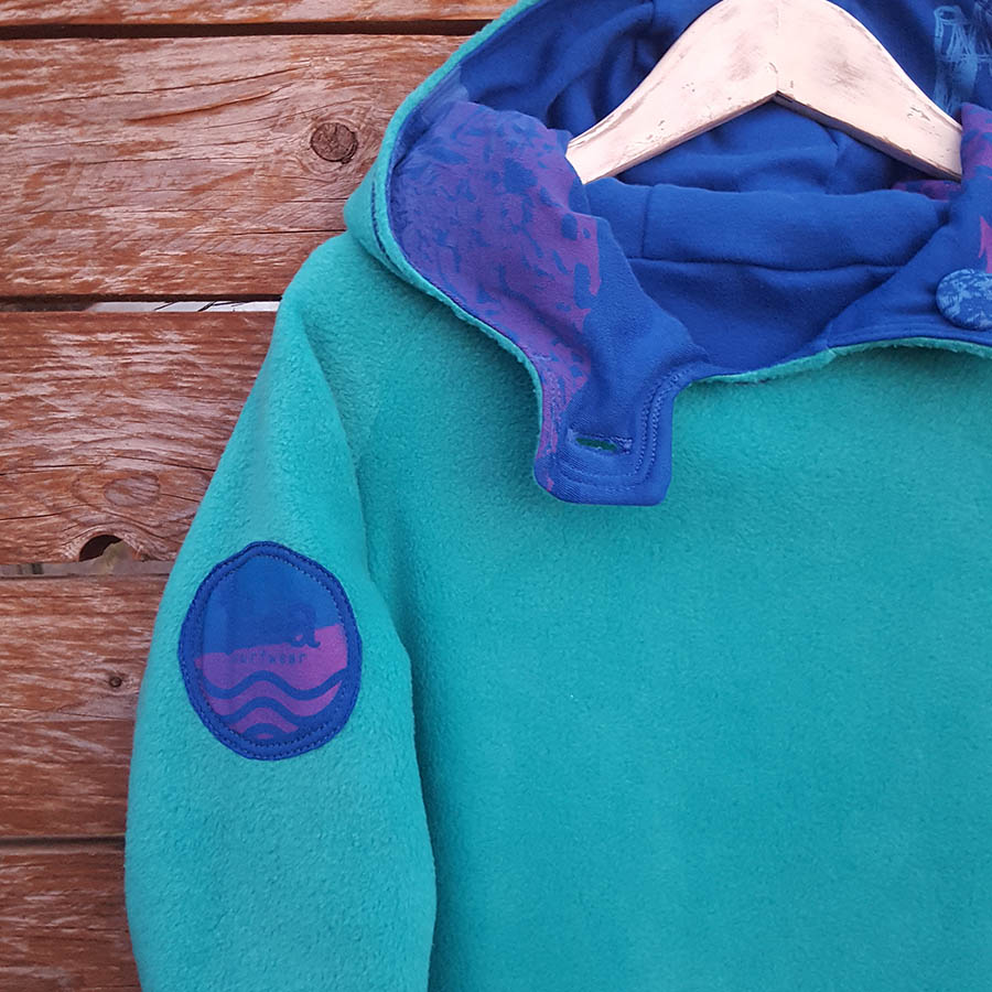 Kid's reversible hoody in jade/royal - Close up Kid's reversible hoody in jade/royal - fleece close up