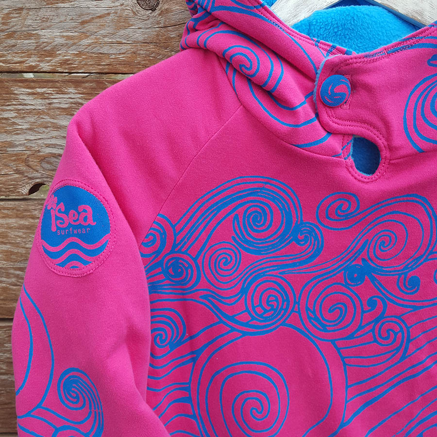 Kid's reversible hoody in turquoise/cerise - Close up Kid's reversible hoody in turquoise/cerise - close up