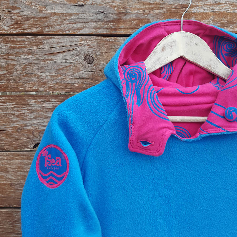 Kid's reversible hoody in turquoise/cerise - Close up Kid's reversible hoody in turquoise/cerise - close up