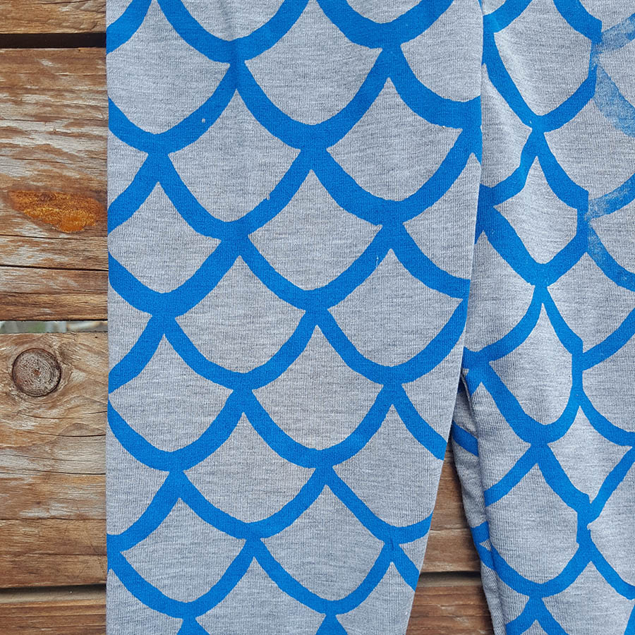 Kid's leggings in marl grey with scales in blue Kid's leggings in marl grey with scales in blue