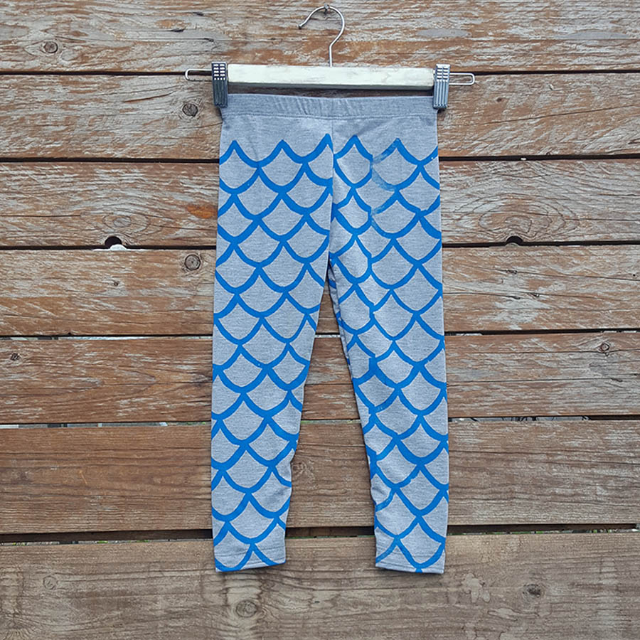 Kid's leggings in marl grey with scales in blue Kid's leggings in marl grey with scales in blue