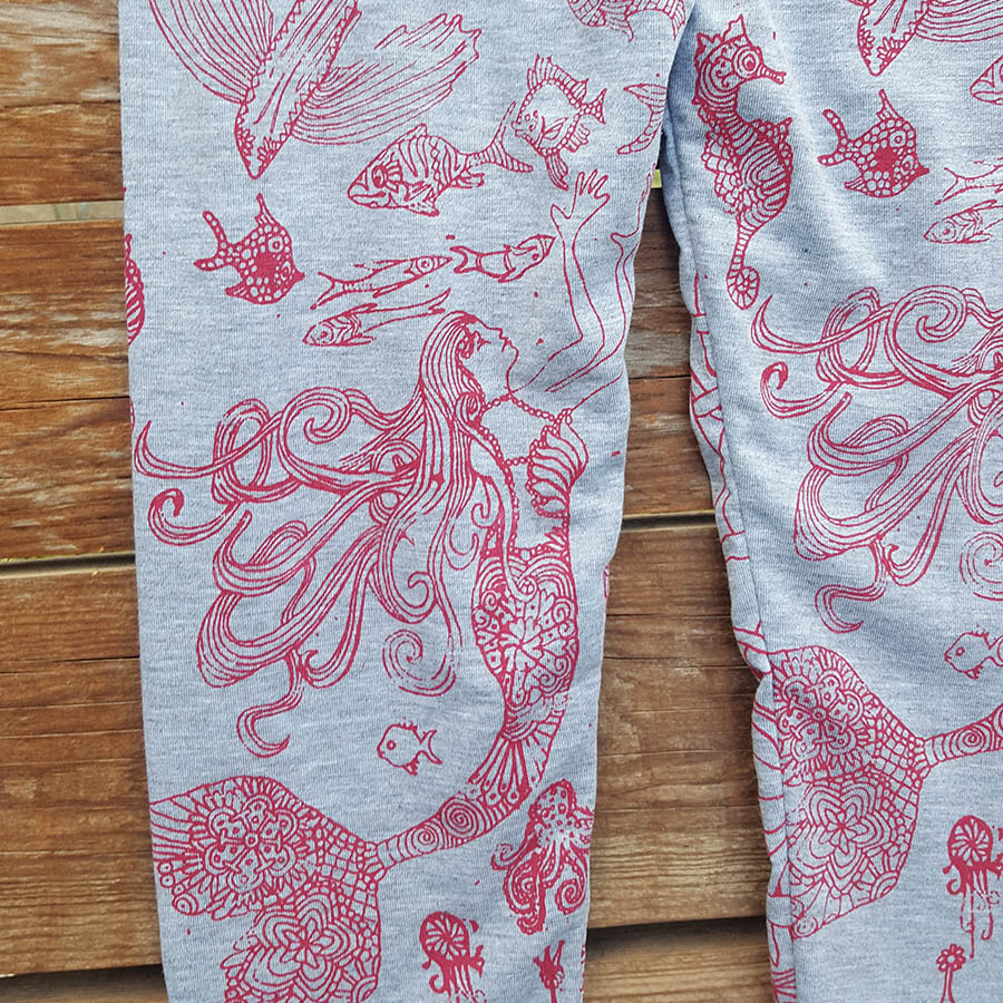 Kid's leggings in marl grey/red with mermaid scene Kid's leggings in marl grey/red with mermaid scene